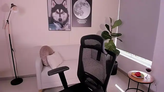 Snapshot of LairaScott chatting on December 14, 2025, 9:20 pm LairaScott online show from December 14, 2025, 9:20 pm