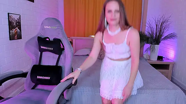 Snapshot of EmiliaBedy chatting on December 2, 2025, 9:11 am EmiliaBedy online show from December 2, 2025, 9:11 am