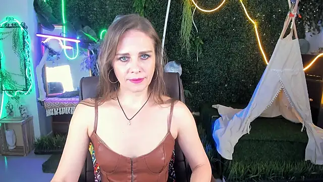 Snapshot of EmiliaBedy chatting on November 10, 2025, 5:12 am EmiliaBedy online show from November 10, 2025, 5:12 am