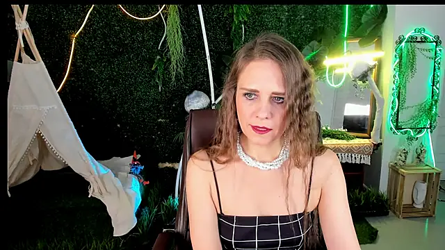 Snapshot of EmiliaBedy chatting on December 14, 2025, 9:15 am EmiliaBedy online show from December 14, 2025, 9:15 am