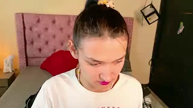 Snapshot of Sofii_cutee chatting on February 21, 2026, 1:02 pm Sofii cutee online show from February 21, 2026, 1:02 pm