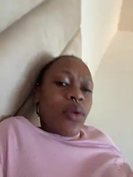 Snapshot of Boneca25 chatting on May 7, 2026, 8:17 am Boneca25 online show from May 7, 2026, 8:17 am