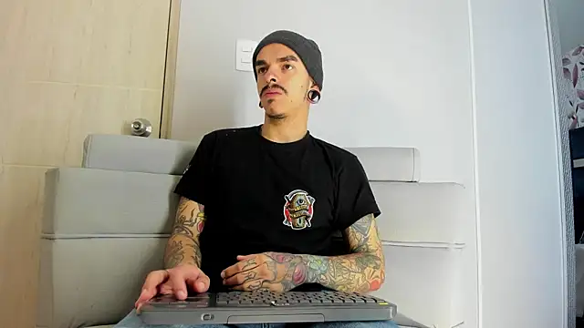 Snapshot of kaletattoo chatting on December 15, 2025, 11:05 am kaletattoo online show from December 15, 2025, 11:05 am