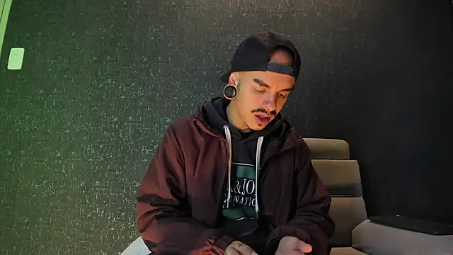 Snapshot of kaletattoo chatting on November 16, 2025, 11:59 am kaletattoo online show from November 16, 2025, 11:59 am