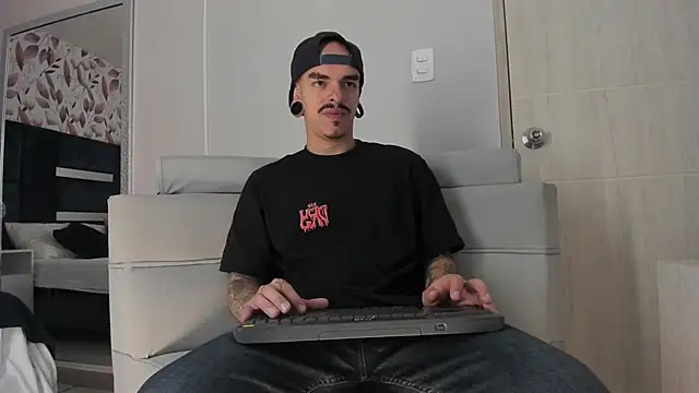 Snapshot of kaletattoo chatting on November 12, 2025, 11:25 am kaletattoo online show from November 12, 2025, 11:25 am