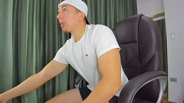 Snapshot of Tombarden chatting on March 18, 2025, 7:01 pm Tombarden online show from March 18, 2025, 7:01 pm