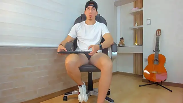 Snapshot of Tombarden chatting on December 15, 2025, 7:09 pm Tombarden online show from December 15, 2025, 7:09 pm