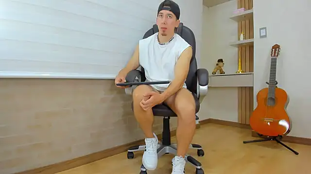 Snapshot of Tombarden chatting on December 13, 2025, 8:04 pm Tombarden online show from December 13, 2025, 8:04 pm