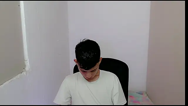 Snapshot of Alexxx_lov chatting on February 28, 2025, 12:31 pm Alexxx lov online show from February 28, 2025, 12:31 pm