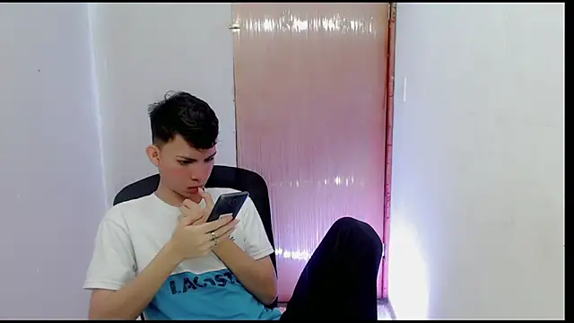 Snapshot of Alexxx_lov chatting on February 11, 2025, 12:25 pm Alexxx lov online show from February 11, 2025, 12:25 pm