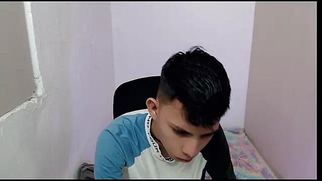 Snapshot of Alexxx_lov chatting on February 27, 2025, 12:34 pm Alexxx lov online show from February 27, 2025, 12:34 pm