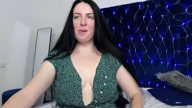 Snapshot of JacquelineElle chatting on February 17, 2025, 9:21 pm JacquelineElle online show from February 17, 2025, 9:21 pm