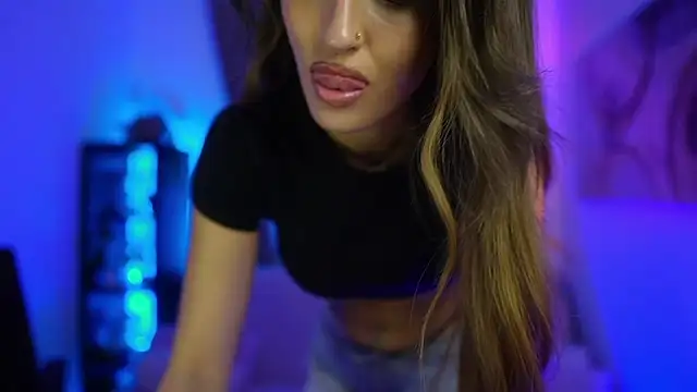 Clara Nia online show from November 4, 2025, 7:50 pm