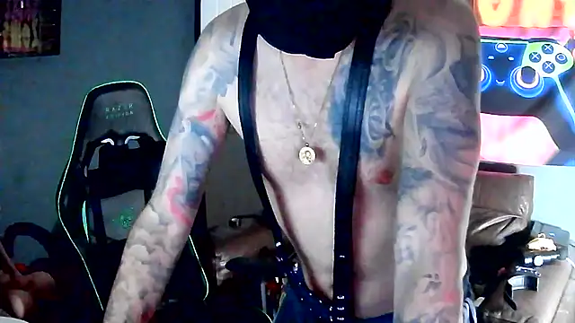 Snapshot of HuffedAdvocate chatting on November 18, 2025, 7:17 pm HuffedAdvocate online show from November 18, 2025, 7:17 pm