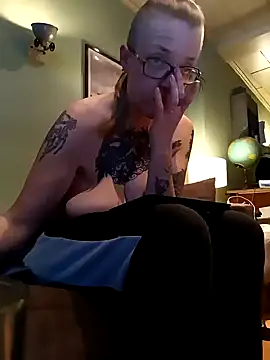 Snapshot of Astrid-Gilbert chatting on February 14, 2025, 9:43 pm Astrid-Gilbert online show from February 14, 2025, 9:43 pm