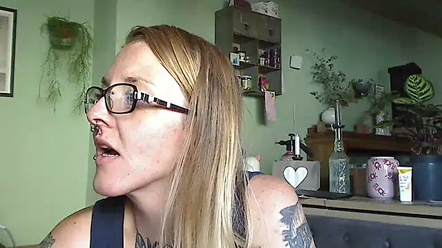 Astrid-Gilbert online show from May 4, 2026, 8:50 am