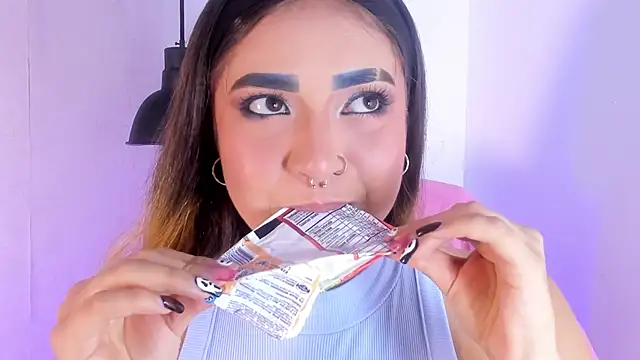 Shanntal  online show from November 4, 2025, 7:50 pm