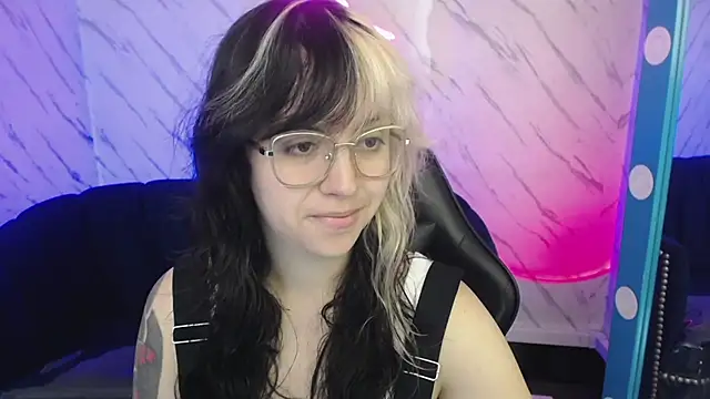 Hela v online show from February 21, 2026, 1:13 pm