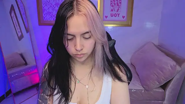 Hela v online show from January 8, 2026, 8:04 pm