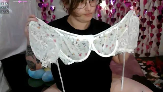 Snapshot of MrsJess chatting on May 4, 2026, 2:15 am MrsJess online show from May 4, 2026, 2:15 am