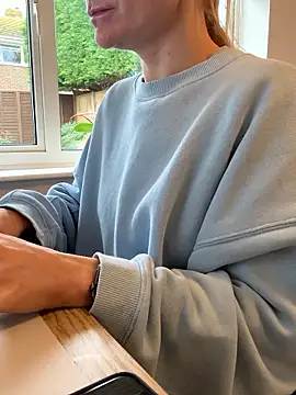 Phoebe Lily online show from November 18, 2025, 11:02 am