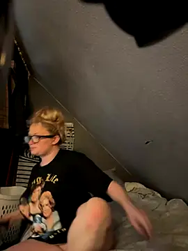 Snapshot of kcmo1010 chatting on December 3, 2025, 9:14 pm kcmo1010 online show from December 3, 2025, 9:14 pm