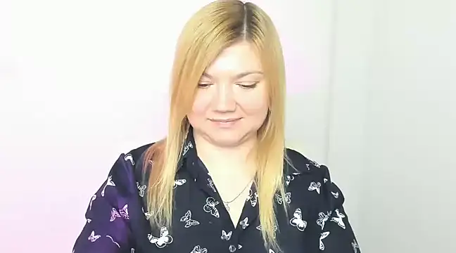 Snapshot of Lola_moree chatting on March 18, 2025, 3:22 pm Lola moree online show from March 18, 2025, 3:22 pm