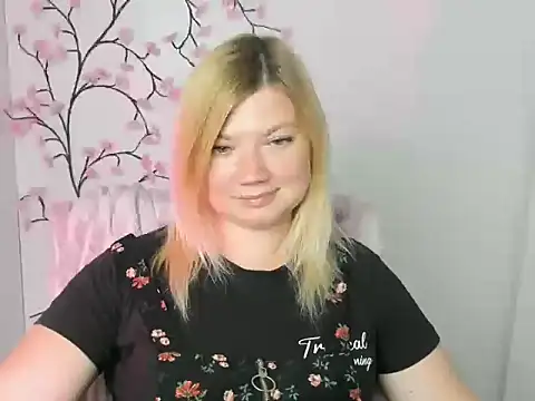 Snapshot of Lola_moree chatting on July 5, 2026, 11:28 am Lola moree online show from July 5, 2026, 11:28 am