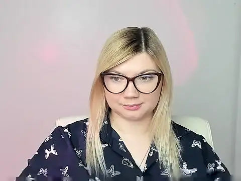 Snapshot of Lola_moree chatting on November 6, 2025, 12:53 pm Lola moree online show from November 6, 2025, 12:53 pm