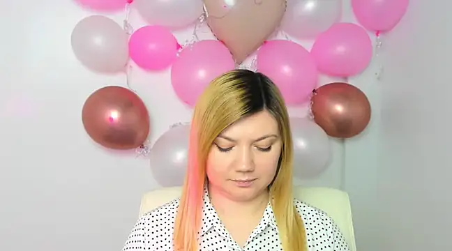 Snapshot of Lola_moree chatting on February 19, 2025, 12:44 pm Lola moree online show from February 19, 2025, 12:44 pm