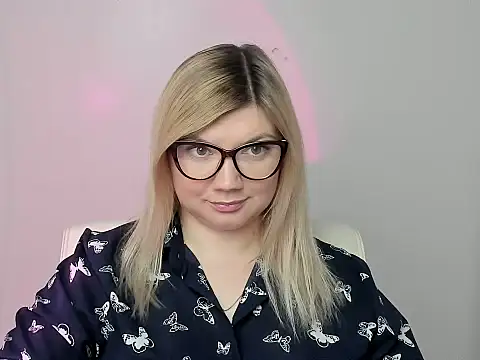 Snapshot of Lola_moree chatting on October 4, 2025, 11:45 am Lola moree online show from October 4, 2025, 11:45 am