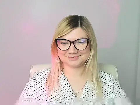 Snapshot of Lola_moree chatting on November 7, 2025, 12:53 pm Lola moree online show from November 7, 2025, 12:53 pm