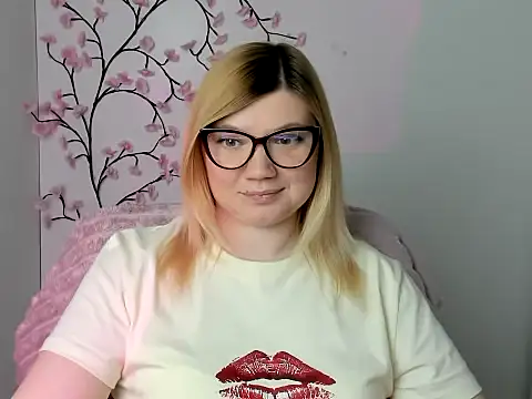 Snapshot of Lola_moree chatting on May 8, 2026, 11:36 am Lola moree online show from May 8, 2026, 11:36 am