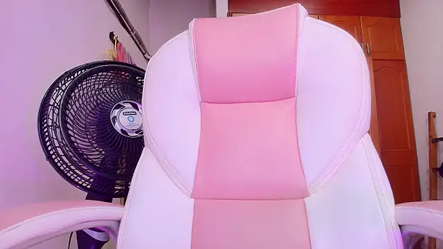 Snapshot of sharlott_miller chatting on March 4, 2025, 12:12 pm sharlott miller online show from March 4, 2025, 12:12 pm