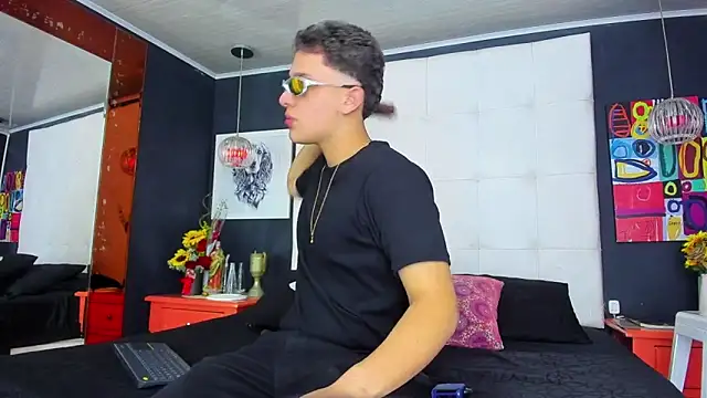 Snapshot of Thomas_May4rs chatting on March 12, 2025, 4:30 am Thomas May4rs online show from March 12, 2025, 4:30 am