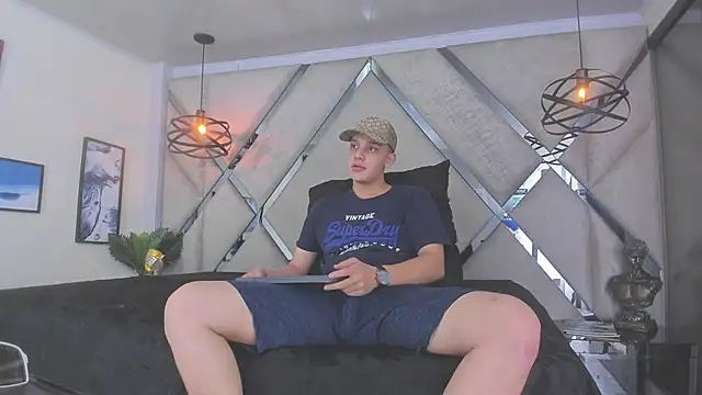 Snapshot of Thomas_May4rs chatting on February 24, 2025, 7:33 am Thomas May4rs online show from February 24, 2025, 7:33 am