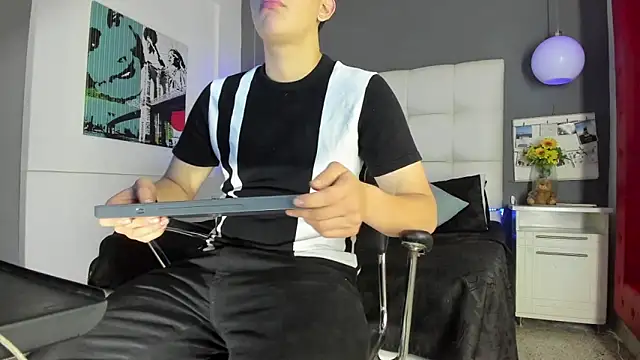 Snapshot of Thomas_May4rs chatting on March 8, 2025, 4:01 am Thomas May4rs online show from March 8, 2025, 4:01 am