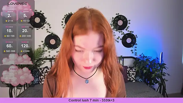 Snapshot of SophieOuld chatting on March 12, 2025, 6:51 am SophieOuld online show from March 12, 2025, 6:51 am