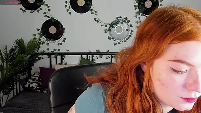 Snapshot of SophieOuld chatting on March 18, 2025, 3:23 am SophieOuld online show from March 18, 2025, 3:23 am