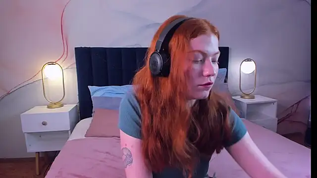 Snapshot of SophieOuld chatting on October 6, 2025, 3:08 am SophieOuld online show from October 6, 2025, 3:08 am