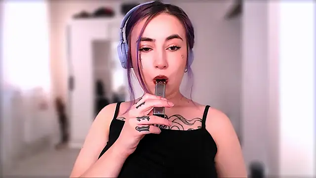 Snapshot of purplewitch chatting on November 18, 2025, 9:34 am purplewitch online show from November 18, 2025, 9:34 am