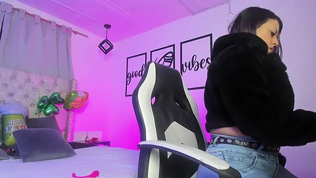 nicolee millerr online show from March 25, 2026, 12:26 pm