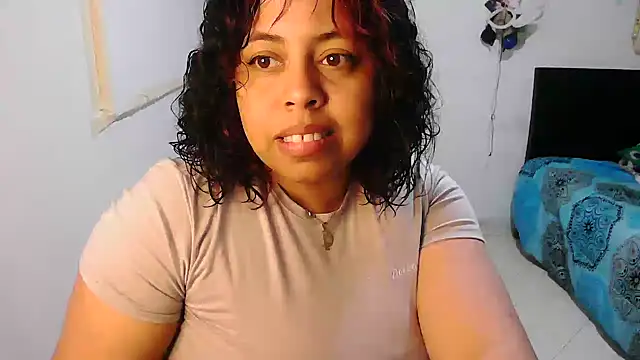 Snapshot of alexandraluv chatting on December 5, 2025, 12:32 am alexandraluv online show from December 5, 2025, 12:32 am