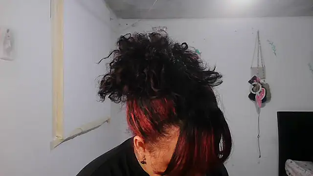 Snapshot of alexandraluv chatting on November 25, 2025, 11:27 pm alexandraluv online show from November 25, 2025, 11:27 pm