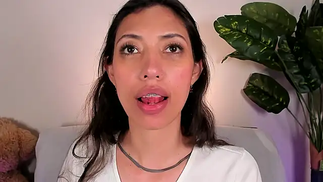 Snapshot of Miss_veronicaa2 chatting on May 11, 2026, 5:43 pm Miss veronicaa2 online show from May 11, 2026, 5:43 pm