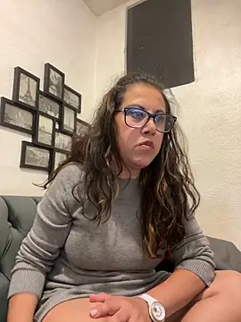 MirandaLatinaLovely online show from November 16, 2025, 4:06 am