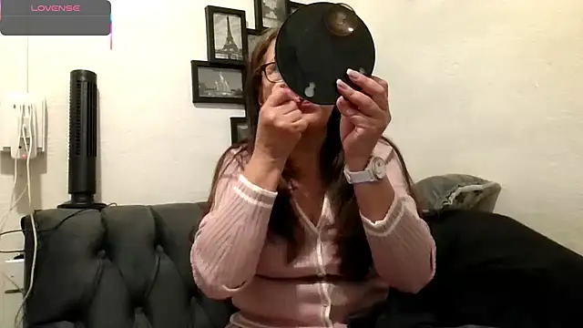 MirandaLatinaLovely online show from February 27, 2026, 5:35 pm