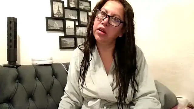 MirandaLatinaLovely online show from March 10, 2026, 4:11 pm