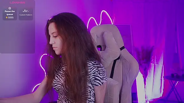 MilaStoyne online show from November 6, 2025, 6:28 am