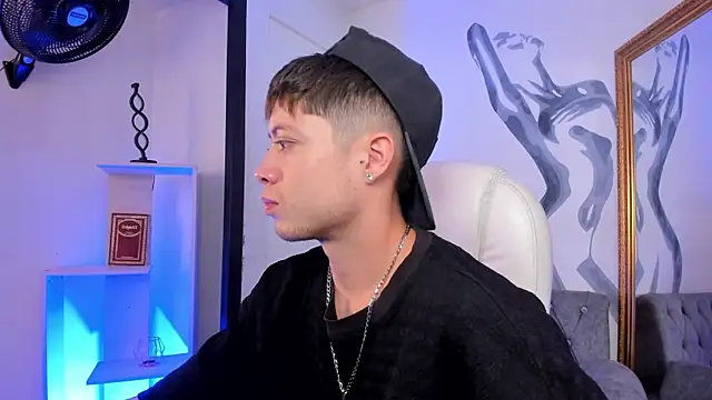 Snapshot of marcuscollins1_ chatting on June 19, 2026, 2:01 pm marcuscollins1 online show from June 19, 2026, 2:01 pm